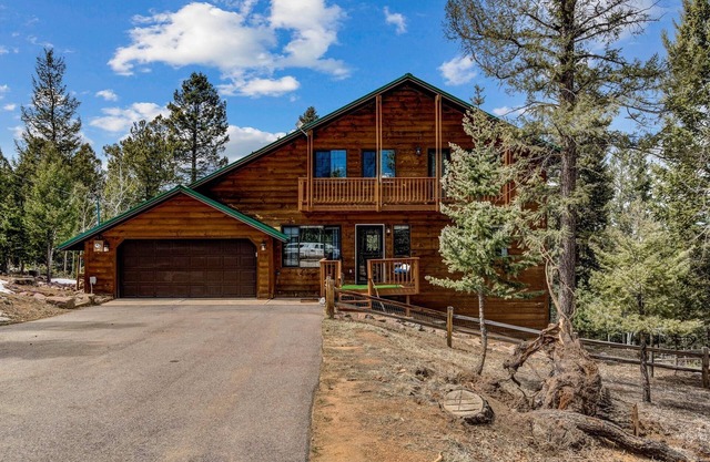 All Seasons Chalet- Beautiful cabin in Divide, CO!