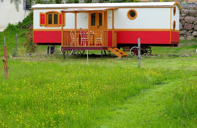 All-wood trailer : "Le gîte-donkeys"