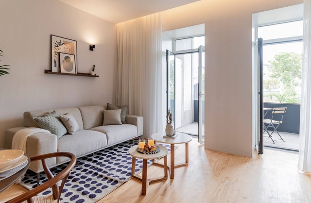 Almada 551 - 2.2 l Sleek Serenity by LovelyStay