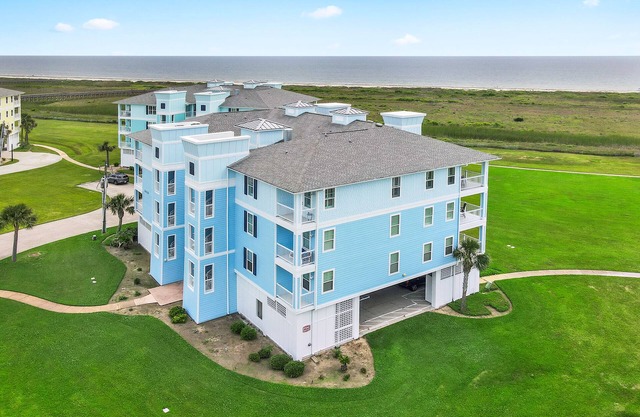 Almost Heaven-Top Floor - Ocean Front Views - Dream Kitchen