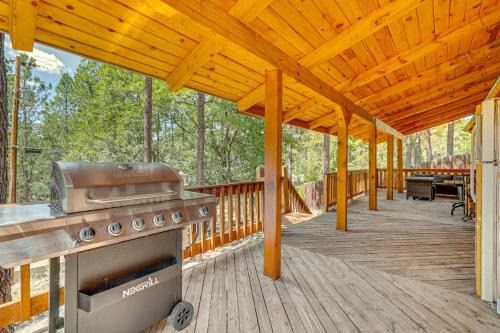 Alpine Cabin with Deck 3 Mi to Luna Lake!