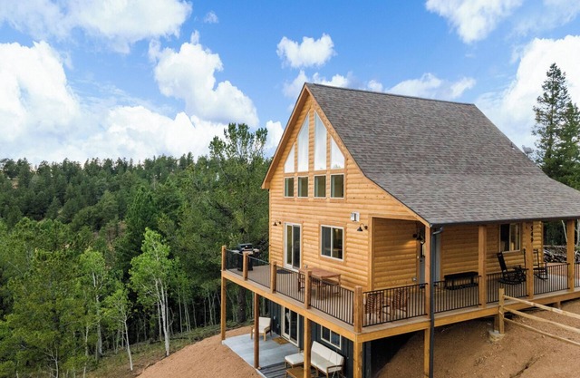 Alpine Escape: Family-Friendly Cabin with Spectacular Views