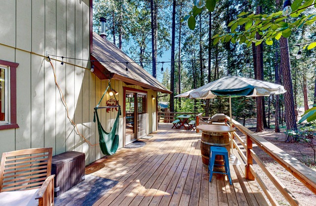 Alpine gem with private deck & yard + on-site lakes, pool, golf, & rec courts
