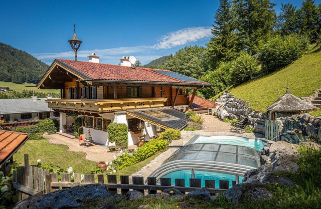 Alpines Juwel: Entspannung und Tradition im Ferienhaus Gipfelstürmer mit Pool