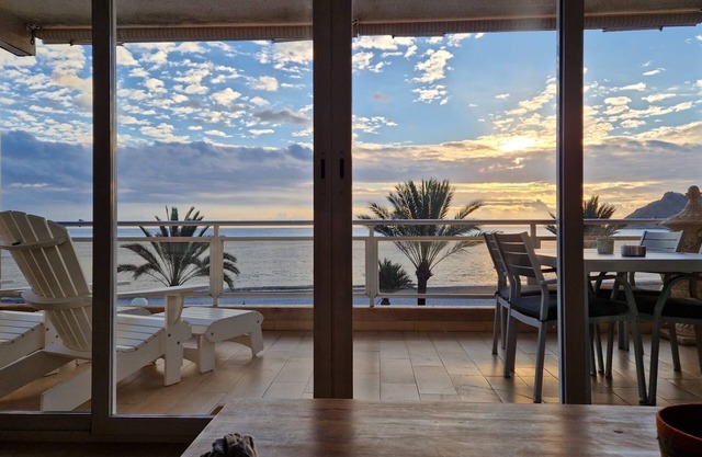 Altea beach front. Big terrace, sea views, WIFI and free parking.