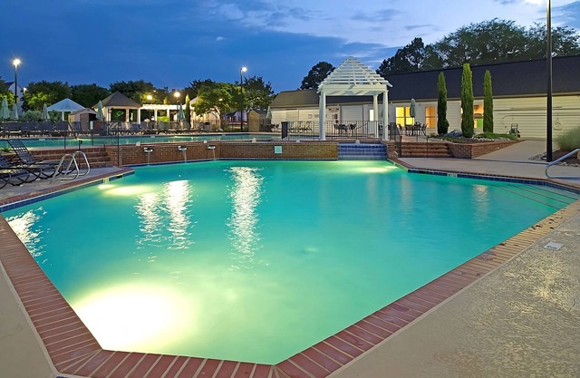 Always a Great Idea To Unwind! 3 Amazing Suites w/Kitchen and Living Room