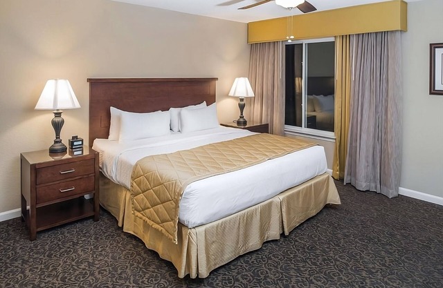 Always a Great Idea To Unwind! 2 Amazing Suites w/Kitchen and Living Room
