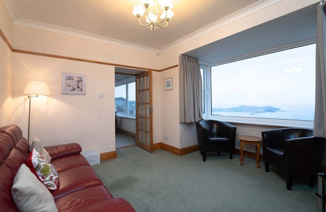 Am Meer – Sleeps 4 – Sea Views – On -Site Parking for One Car – Outside Space