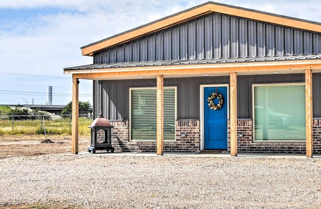 Amarillo Home: 16 Mi to Amarillo Zoo!