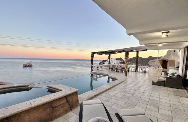 Amazing ocean view, infinity pool, and walking distance to the beach
