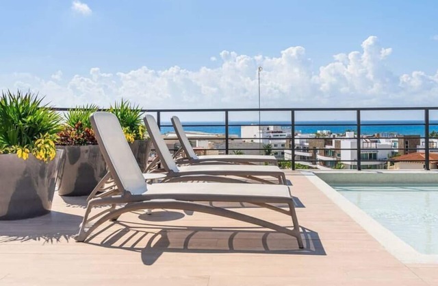 Amazing 1BR penthouse with private rooftop pool