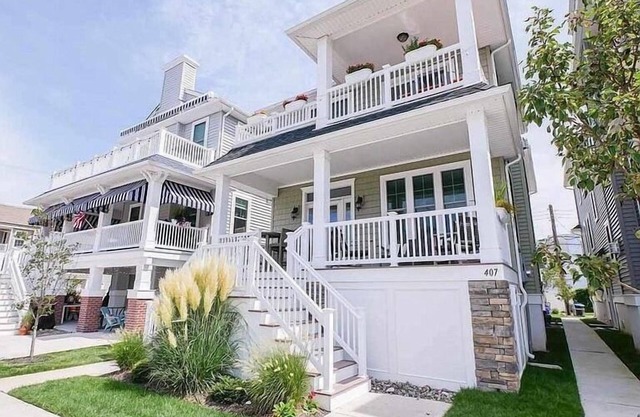 AMAZING 2nd floor unit, great downtown location! Walk to all the shops and restaurants on Asbury Ave. Steps to the Farmer's Market, bike anywhere! Relax on the beautiful 2nd floor deck with your morning coffee or evening cocktail.