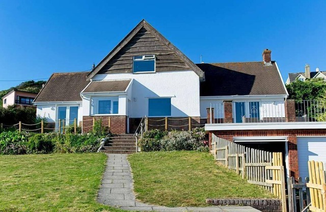 Amazing 3 bed cottage on Esplanade close to village and opposite main beach with fab views and garde