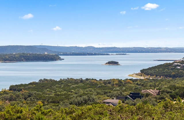 Amazing 4 bdrm Home w/Panoramic Lake Views in Hollows Resort! Pickleball, 4 Pools, Fitness Center!