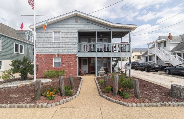 Amazing 4 bedroom stay, 4 houses from the beach!