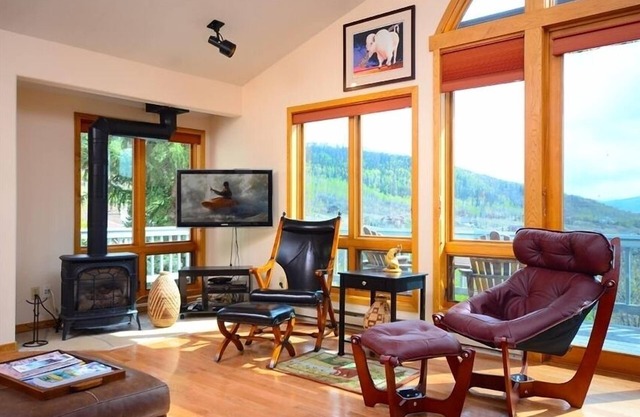 Amazing 40 Mile View! January and March available ! Hot Tub, 2 Car Heated Garage