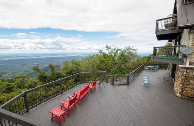 Amazing 4BD Lodge w/VIEWS! Games + Hot Tub!