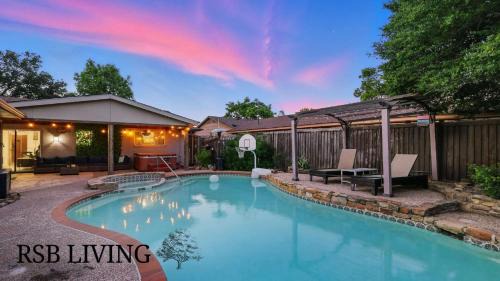 Amazing 4BR 2Bath Home w Hot Tub Pool & Game Room