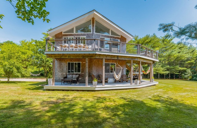 Amazing beach home - indoor/outdoor living - two full kitchens, AC, washer/dryer