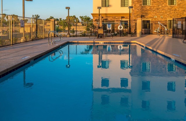 Amazing Central Location | Outdoor Pool + Hot Tub + FREE Breakfast