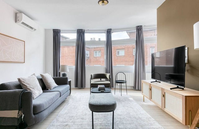 Amazing Chamartin 2BR w/gym & swimpool, by Blueground