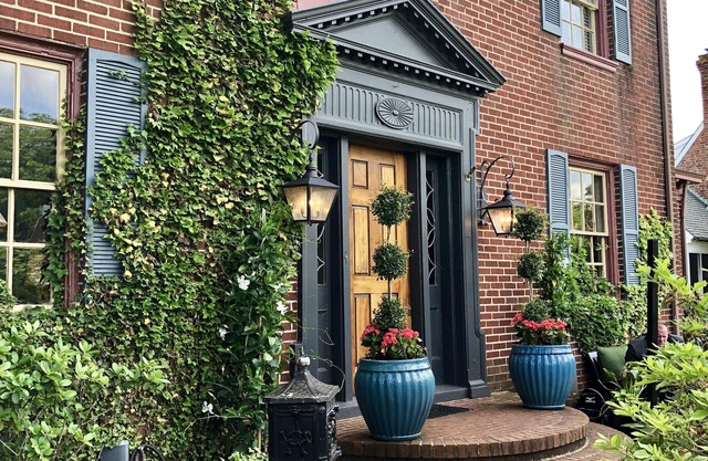 Amazing Colonial Home a Heart Beat from Colonial Williamsburg & William & Mary