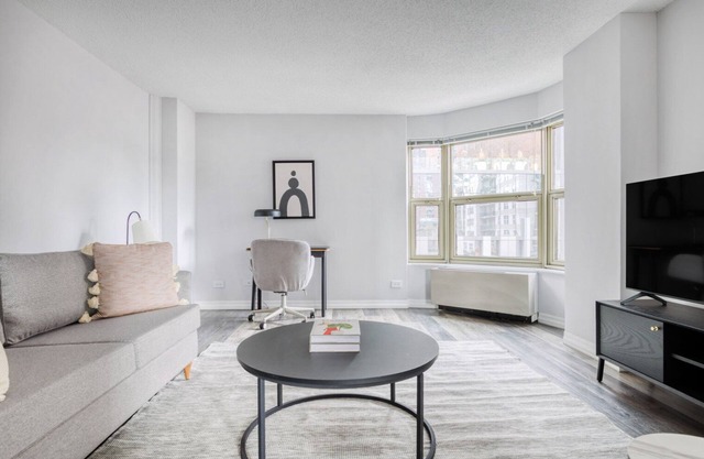 Amazing Gold Coast 2BR w/Gym & Lounge, 1 block from L, by Blueground