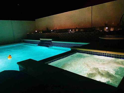 Amazing heated pool and private Hot tub 3br in heart of LV