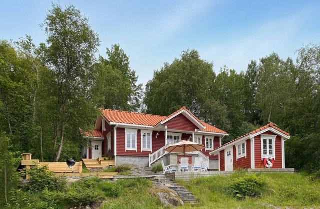Amazing home in Eiksund with kitchen