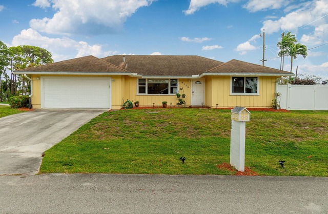 Amazing home in Jupiter, Florida! Enjoy proximity to Abacoa and 95, PBG and WPB!