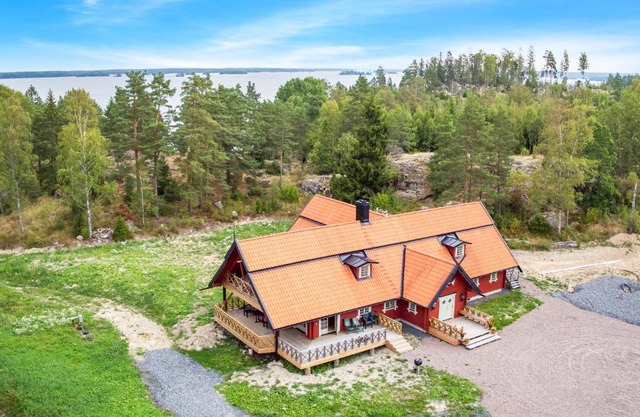 Amazing home in Vstra Nshulta with 5 Bedrooms, Sauna and WiFi