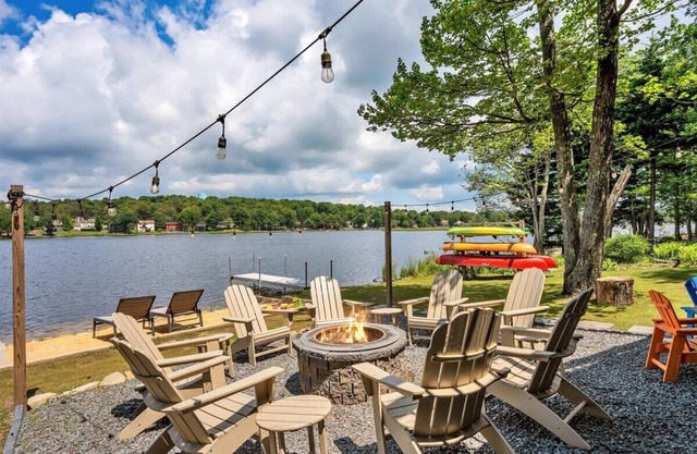 Amazing Lake Views, Game room, Private Beach, Hot Tub, Boats and Firepit