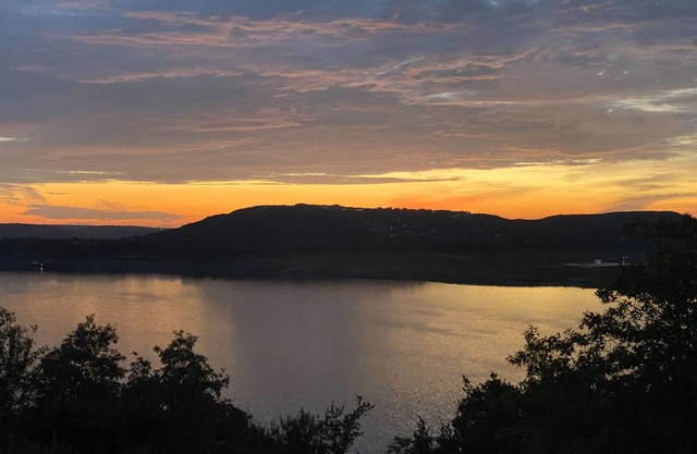 Amazing lakefront home w/free WiFi and fantastic views - close to Austin