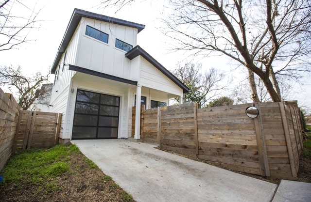 Amazing location! Modern 2BR house in downtown E. Austin.