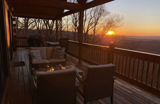 AMAZING Log Cabin off Blue Ridge Parkway with Mountaintop Views over Mt Airy