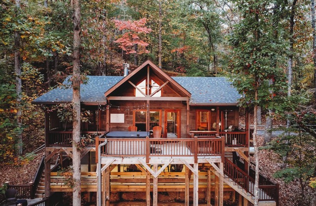 Amazing mountain view!5-star cabin,Modern,Minutes to BR&EJ,Hot tub,Games