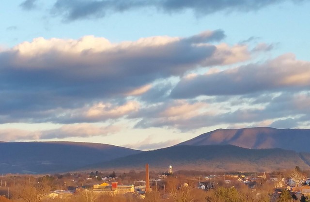 Amazing Mountain Views. Close to Everything!