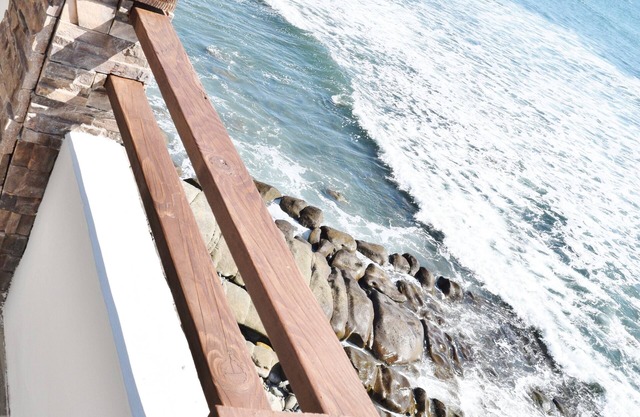 Amazing Ocean Front Eco-Cove House!