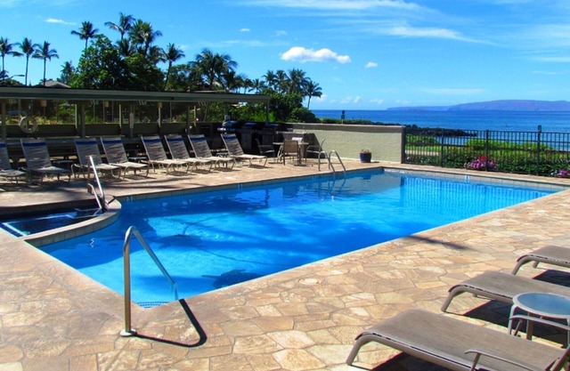Amazing Ocean & Mtn Views. Walk to beaches, dining & shopping. WIFI. Parking.