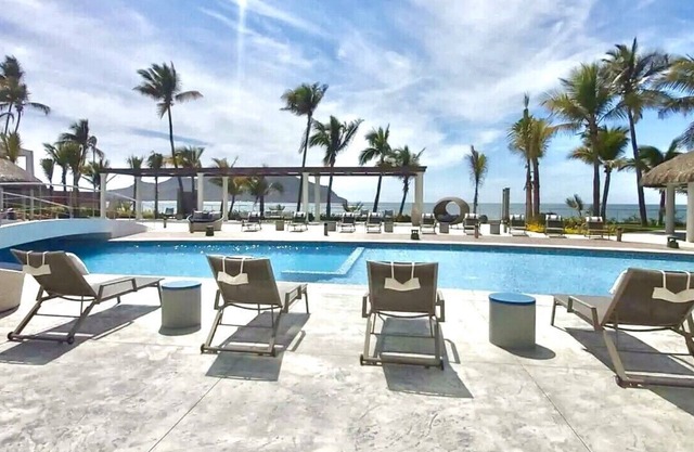 Amazing OCEAN VIEW, BEACHFRONT Access, Stunning POOL - This is the place!