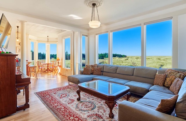 AMAZING OCEAN VIEW, Pets Ok, HOT TUB, VBall, Pool & Ping Pong Table (Knole)