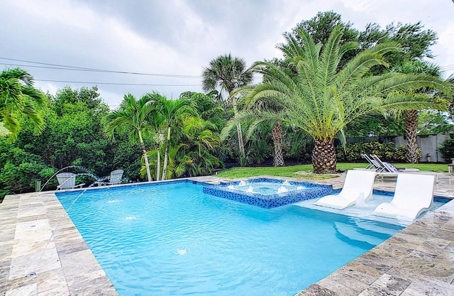 Amazing Pool & Spa! Luxury Canal Home in Siesta Key Village! Walk Everywhere