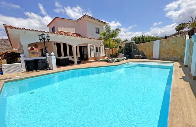 Amazing property with private heated pool,Beach,Golf Course.12 people