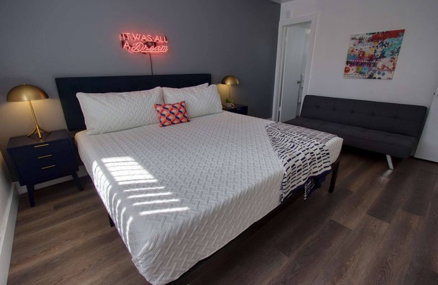 ✨ Amazing Renovated One Bedroom w/Free Parking and Pool with Balcony