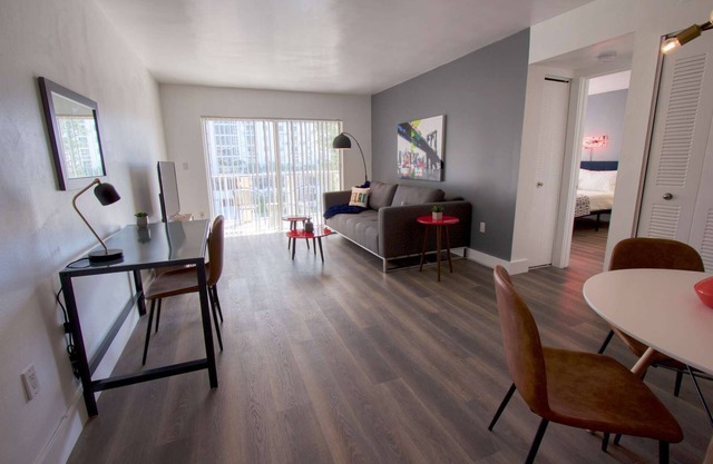 ✨ Amazing Renovated One Bedroom w/Free Parking and Pool with Balcony