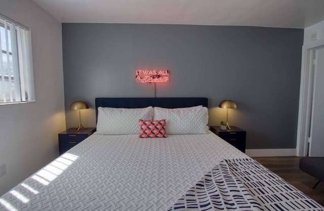 ✨ Amazing Renovated One Bedroom w/Free Parking and Pool