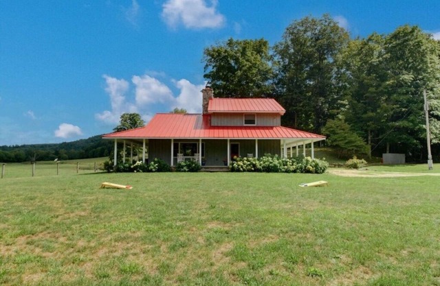 Amazing Riverside Home on the Jackson River just 10 minutes from Warm Springs!
