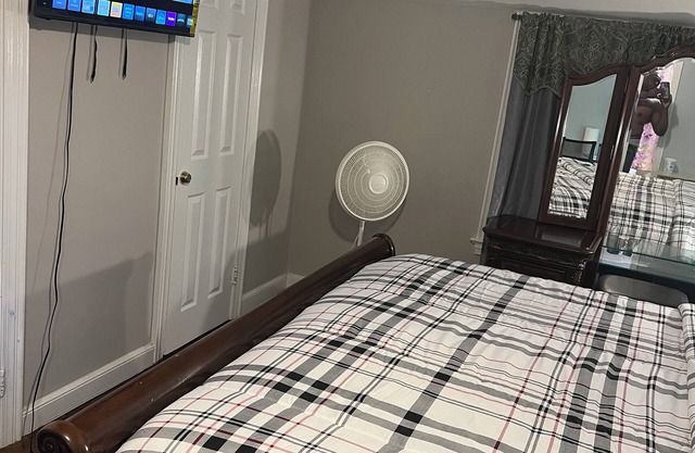Amazing room with AC in charming Irvington
