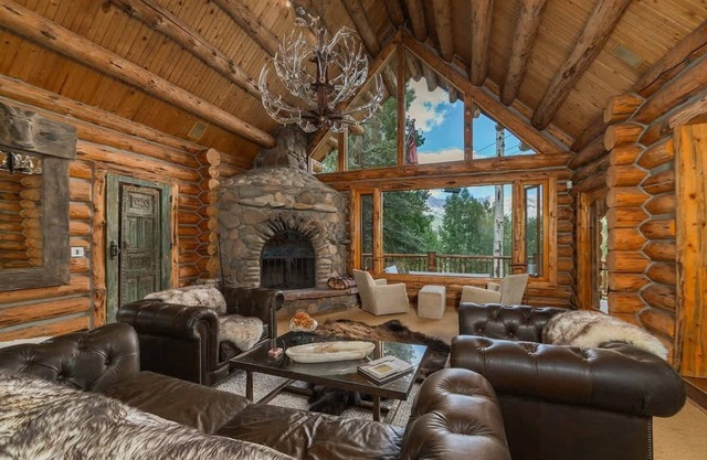 Amazing slopeside mountain lodge with hot tub