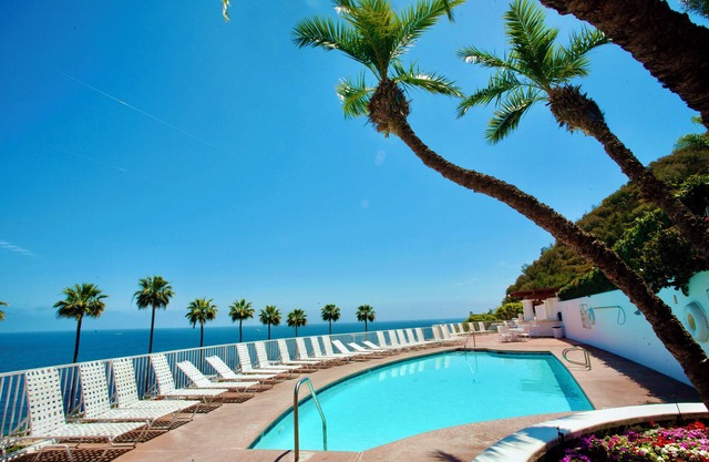 Amazing Views - Hamilton Cove Beachfront Villa with large wrap around balcony